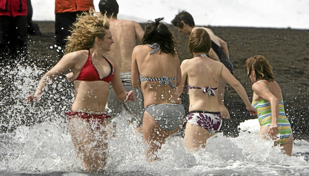 KULDE INGEN HINDRING: Kuldegrader i vannet, enda flere i lufta, ingenting stopper tøffe jenter på iscruise.