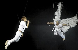 SVEVER: Den russiske vinneren fra 2008, Dima Bilan, svevde i fjor inn på scenen med vaiere fra taket.