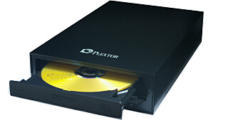 EKSTERNT: Plextor PX-830UF er en ekstern DVD-spiller som kan brukes til å installere Windows på en mini-PC uten optisk drev. Men en minnepinne på 4 GB gjør samme nytten til mye lavere pris.