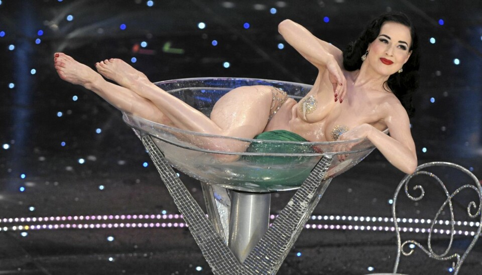BURLESK: Dita von Teese gjorde seg lekker under Sangfestivalen i San Remo.