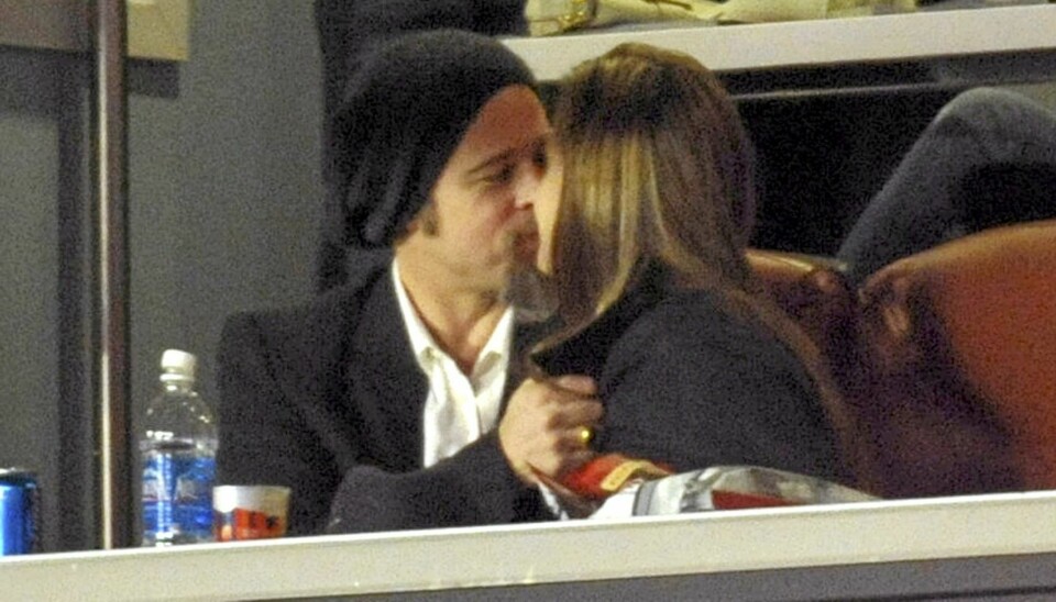 GAMMELFORELSKEDE: Angelina og Brad gjorde et stort poeng av å vise hvor glad de er i hverandre under Super Bowl søndag.