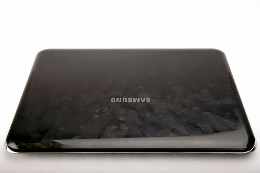 FINGERAVTRYKK: Den høyglansede overflaten på Samsung X120 tar godt vare på alle fingeravtrykkene du setter. Vaskemiddel må til for å fjerne disse.