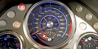 FIFFIG LØSNING: Koenigsegg har turteller, speedometer og kompressortrykkmåler i én og samme instrumentskive.