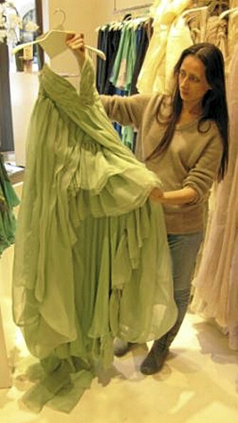 DRAPERINGER: De som ikke ønsker å stå hvit brud kan jo velge denne nydelig draperte kjolen i lys lavendel.