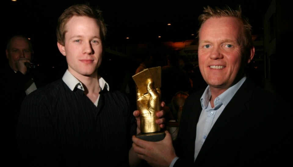 THE WINNER: Dag Martin Mikkelsen (t.v) mottar Gullhånda fra Vi Menns Alex Øystå.