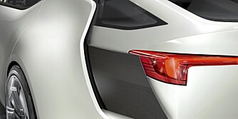 AKTIV AERODYNAMIKK? Nøyaktig hvilken funsjon denne vertikale platen har vet vi ikke, men det er mulig at den effektiviserer luftstrømmen rundt bilen i høye hastigheter. AKTIV AERODYNAMIKK? Nøyaktig hvilken funsjon denne vertikale platen har vet vi ikke, men det er mulig at den effektiviserer luftstrømmen rundt bilen i høye hastigheter.