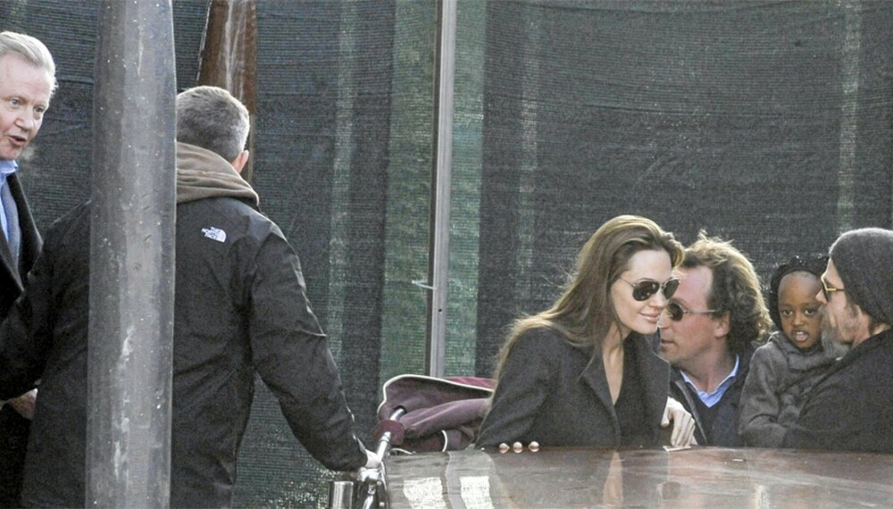 KALDKRIGEN OVER: Jon Voight (t.v.) og datteren Angelina Jolie tok kanalbåt i Venezia sammen med Brad Pitt og datteren Zahara i helgen.