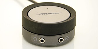 KONTROLLPOD: Den sorte ringen justerer volumet, mens den blanke platen i midten fungerer som av/på-knapp. Kontrollpoden har også inngang for hodetelefoner og MP3-spiller.