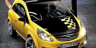 COLOR RACE: Kommer i rød, hvit eller gul med sort og sjakkmønstret panser, tak og bakluke. For den racingfrelste. COLOR RACE: Kommer i rød, hvit eller gul med sort og sjakkmønstret panser, tak og bakluke. For den racingfrelste.