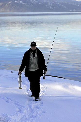 VINTER-FANSGT: Denne fiskeren har fått en pen snø-ørret.
