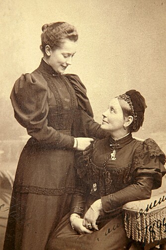 TULLE OG MAMS: Tulle Carstensen (t.v.) og moren Emmy, kalt «Mams». De utgjorde kjernen i kong Haakons «selvvalgte familie».