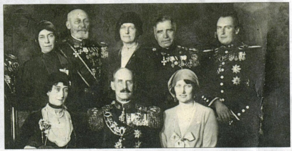 SELVSKREVEN: Offisielt bilde tatt da Haakon feiret 25-årsjubileum som Norges konge. De to bak helt til venstre er Tulle Carstensen og hennes bror og admiral, Carl.