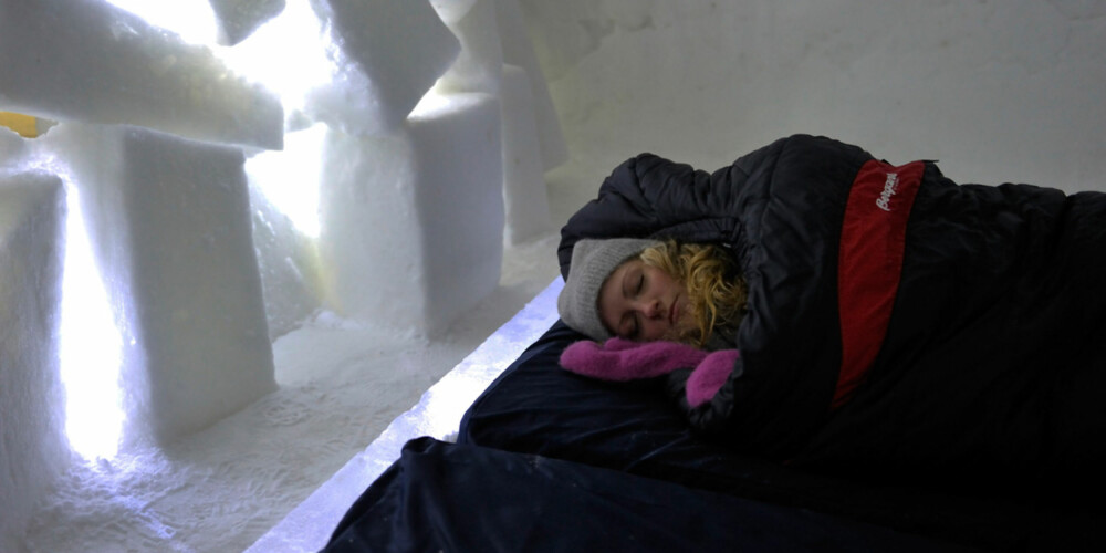 SOVER SØTT: Gjestene på snøhotellet blir utstyrt med soveposer som takler tosifrede minusgrader.