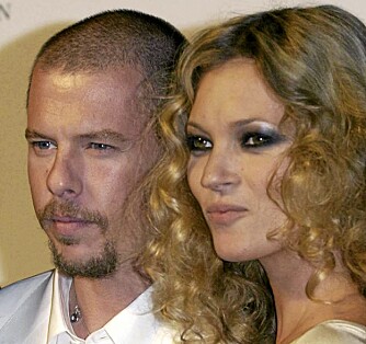 Alexander McQueen tok sitt eget liv i februar. Her er han sammen med sin gode venninne, supermodellen Kate Moss.