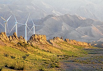 GAMMELT OG NYTT: Nye vindmøller for energi. Gammel mur for henfarne fiender.