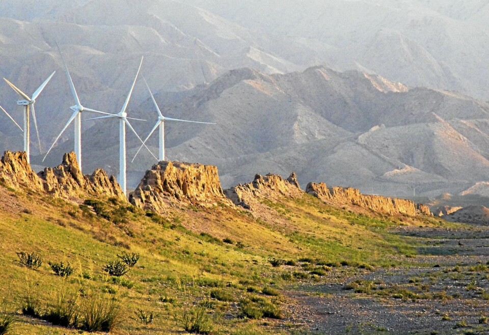 GAMMELT OG NYTT: Nye vindmøller for energi. Gammel mur for henfarne fiender.