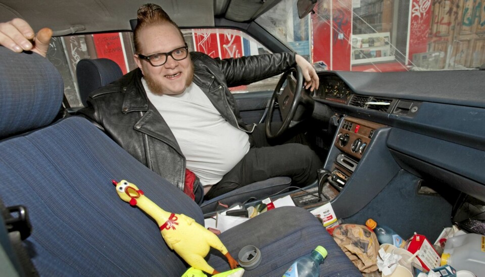 SØPPELBIL: Som unggutt jobbet Richard på søppelbilen hjemme. Det kan se ut som han har fulgt opp den praksisen når man ser hva som ligger foran passasjersetet i bilen han.