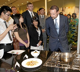 MATGLAD: Kronprins Haakon viste stor interesse for de ulike rettene under besøket på Berjaya-høyskolen i Kuala Lumpur.
