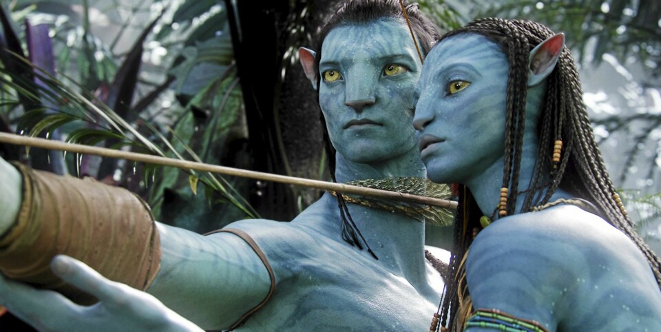 PANDORAS ELSKERE: Navien Neytiri (Zoe Saldana) underviser Jake (Sam Worthington) i bueskytingens edle kunst.