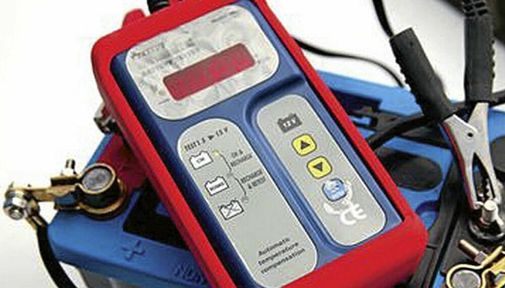 FEM MINUTTER: Riktig ladespenning skal være mellom 14,0 og 14,5 Volt. Dette skal måles ved belastning. Det tar fem minutter på et verksted. Det er smart å få sjekket dette hvis man har en bil som er noen år gammel.