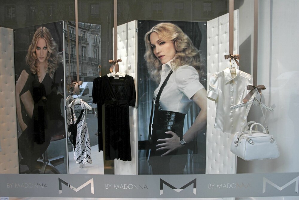 BILLIG-STJERNE: Madonna gjorde en gjesteopptreden som designer for Hennes & Mauritz i 2007.