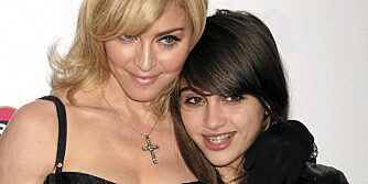 MOTEMOR OG MOTEDATTER: Madonna og Lourdes lanserer motekolleksjonen Material Girl.