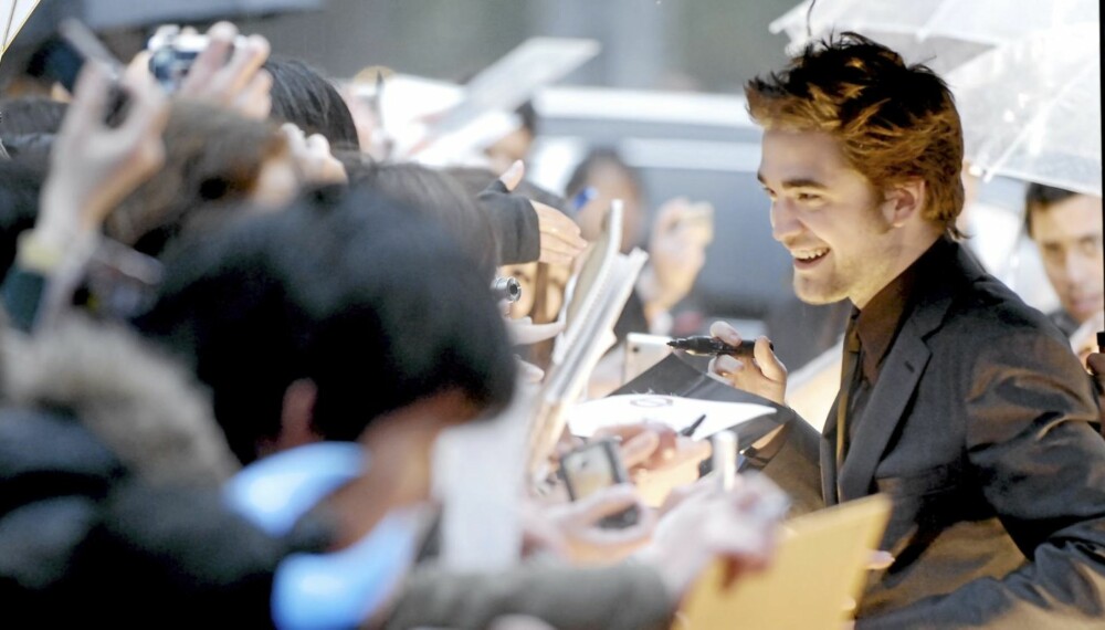FARLIGE FANS: Robert Pattinson har alltid satt pris på å møte elleville fans, men nå har han bedt om beskyttelse fra småjentene.
