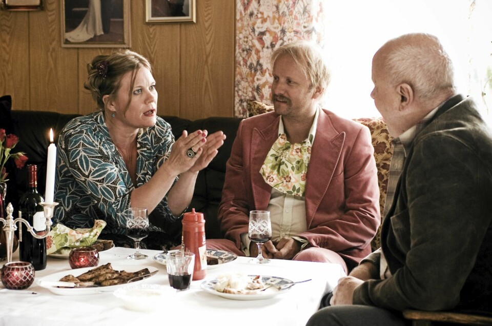 I 'HIMMELBLÅ': Marika Enstad spiller Roys ungdomskjæreste som er kommet tilbake til Ylvingen. På bildet har Rakel (Marika Enstad) og Roy (Hallvard Holmen) en middagsgjest (Morten Borgersen) på besøk.
