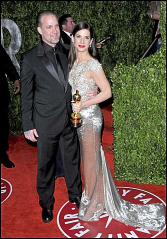 SKJØNNHETEN OG UDYRET: Sandra Bullock OG Jesse James under Oscar-festen tidligere denne måneden.