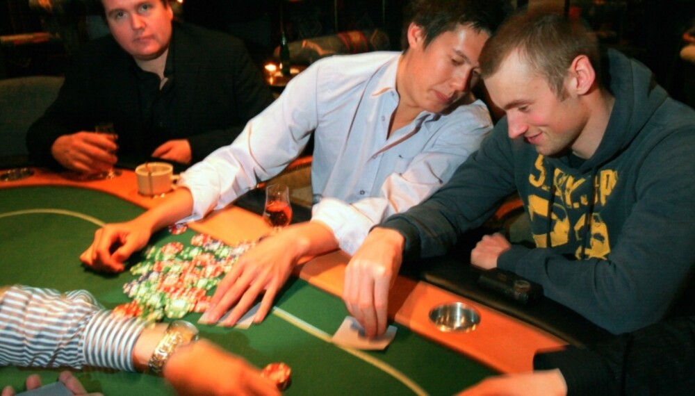 MENTOR: Norges beste pokerspiller, Johnny Lodden, viser Petter hvordan poker skal spilles på Vi Menns pokergalla 2008.