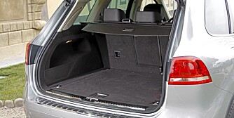 Bagasjerommet byr på 433 liter og holder nok for de fleste. Under lokket ligger batteriene som forsyner elektromotoren med kraft. Bagasjerommet byr på 433 liter og holder nok for de fleste. Under lokket ligger batteriene som forsyner elektromotoren med kraft.