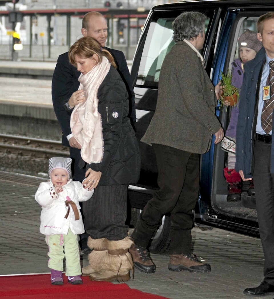 STOR JENTE: Emma Tallulah (1) er i ferd med å bli stor jente. Her sammen med mamma Märtha og pappa Ari (i bakgrunnen).