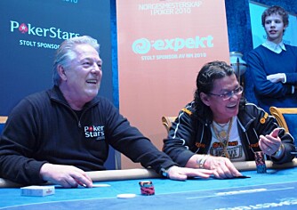 (Bilde: Pokerstars.com) Thor Hansen og Scotty Nguyen i poker-duell i Riga.