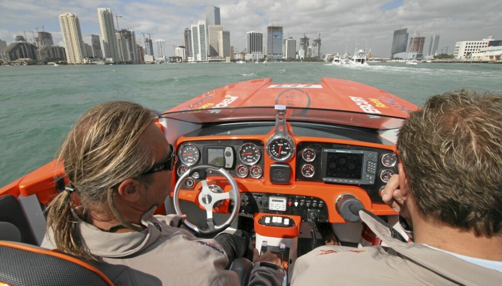 I Nor-tech 36 Supercat utenfor Miami.