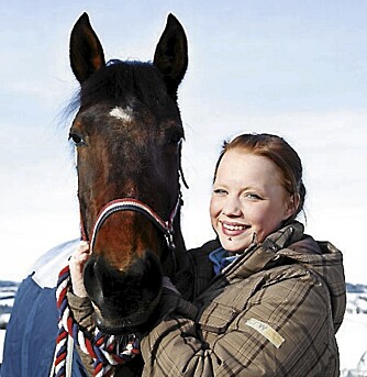 HESTEJENTE: Marco er ikke den eneste firbente i Andreas liv. Hun har også sin egen hest, Chilie Star, og drømmer om en gang å drive en rehabiliteringsgård med både hund og hest.