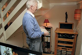 MUSIKK: En egen musikkserver med en innfelt flataskjerm er gjemt under trappen. MUSIKK: En egen musikkserver med en innfelt flataskjerm er gjemt under trappen.