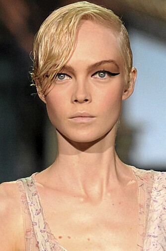 PÅ CATWALKEN: Eyeliner hos Roberto Cavalli. PÅ CATWALKEN: Eyeliner hos Roberto Cavalli.