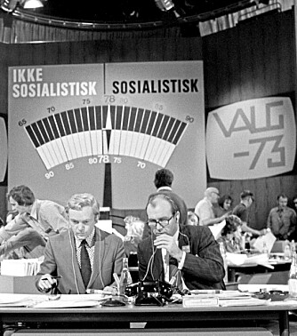 SKJEBNEVALG: Parhestene Lars-Jacob Krogh (t.h.) og Geir Helljesen i studio med det politiske barometeret i bakgrunnen.