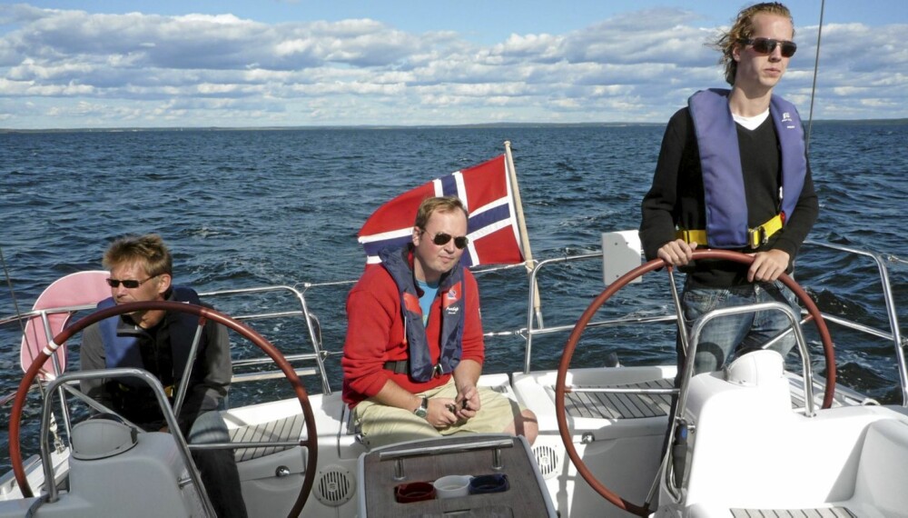 Skipper Tor Mikalsen (t.v.) i en rolig stund med Vi Menn Båts Terje Haugen og Pål Andre Skogen.