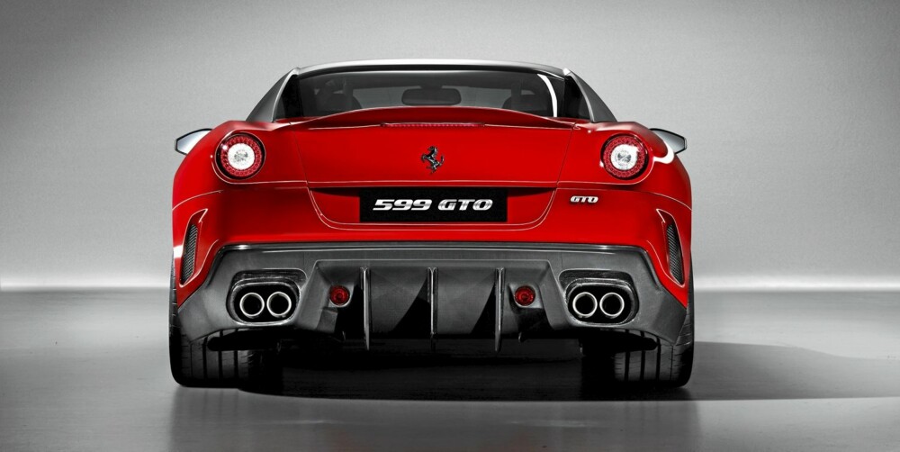Fire feite eksospotter og diffusor i karbon sladrer om at dette er noe mer enn en "vanlig" Ferrari 599 - som ikke er noe pingle i standardutgave den heller.