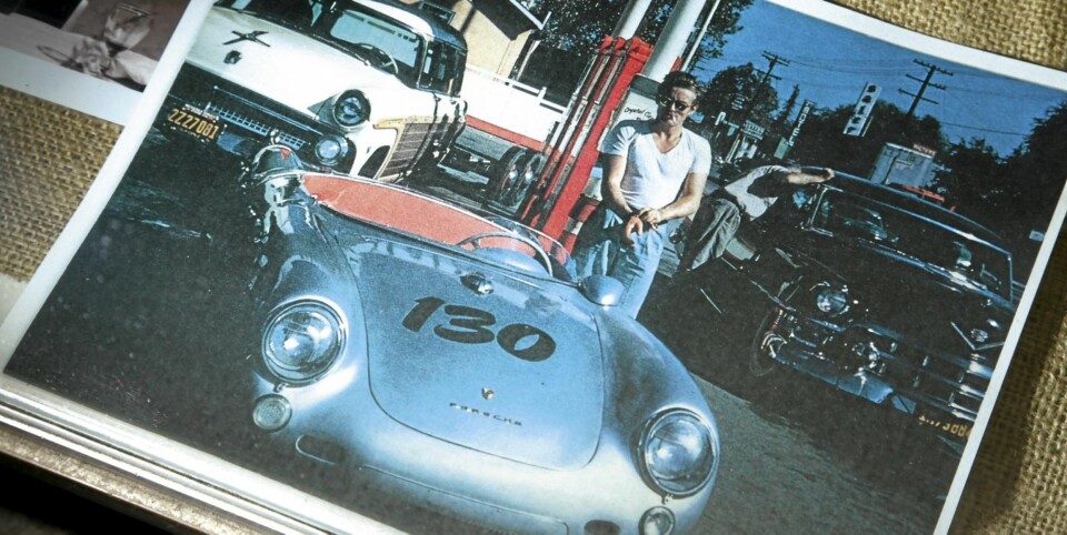 SISTE BILDE: En av de siste bildene som ble tatt av James Dean. Han er på vei inn i sin Spyder, etter en pause underveis til Salinas. Bak Porschen sees følgebilen med hengeren.