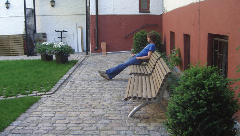 Grillplass, benker og frodig bakgård på Meyerløkka i Oslo. Grillplass, benker og frodig bakgård på Meyerløkka i Oslo.