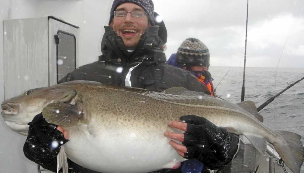 STOR SKREI: Artikkelforfatteren med en torsk på godt over tyve kilo - dem er det mange av på Malangsgrunnen - og Du kan prøve fiskelykken.