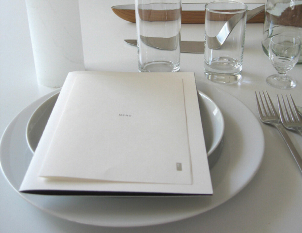 MINIMALISTISK: La den minimalistiske stilen på bryllupet gå igjen i meny og bordkort.