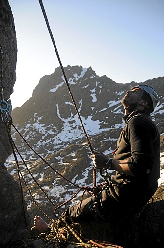 SIKRER: Mens Geir Rune er i veggen, står klatrekollega Mads Rishaug for sikringen nedenfra.