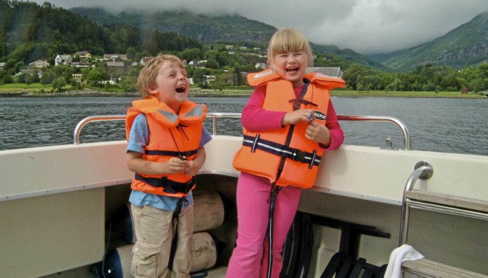 Barn i båt
Atløy
Buster