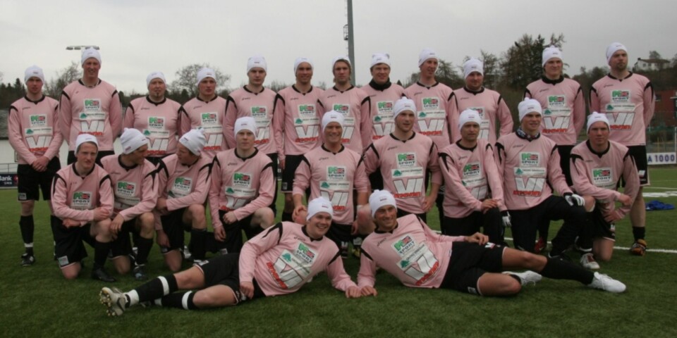 MEN IN PINK: Mosvik IL stilte velvillig opp til lagbilde etter at sponsorkontrakten med Vi Menn var inngått. Foran Petter Northug og kaptein Espen Tangstad.