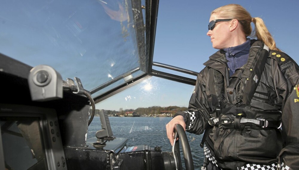 Politibetjent Eva Brekke i Oslo Havnepoliti må anmelde båtførere som ikke kjører fritidsbåt lovlig. En jurist må bestemme botens størrelse.