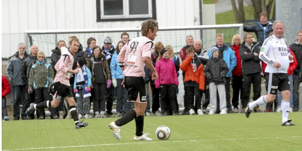 MIDTBANEANKER: Petter spilte sentral midtbane for Mosvik. Ingen spektakulære spurter på fotballbanen, men god ballkontroll og upåklagelig løpskapasitet. Til høyre en relativt trinn utgave av Sverre Brandhaug.