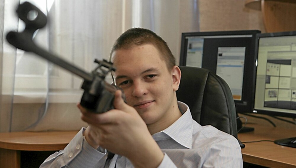 GLØGGING: Unge Andrej er nesten ikke tørr bak øra, og har knapt vokst fra luftgeværet sitt. Men data, det kan han!